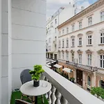 아파트 Basilica View Three Bedrooms Prime With Free Parking 부다페스트