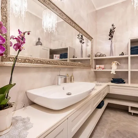 Апартаменты Basilica View Three Bedrooms Prime With Free Parking