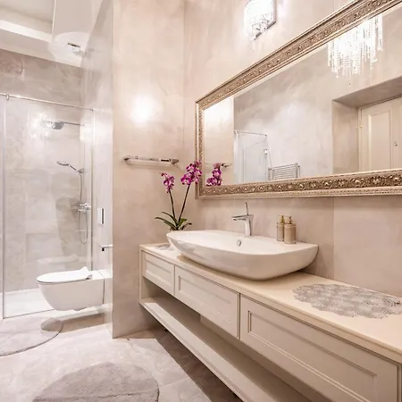 Апартаменты Basilica View Three Bedrooms Prime With Free Parking *