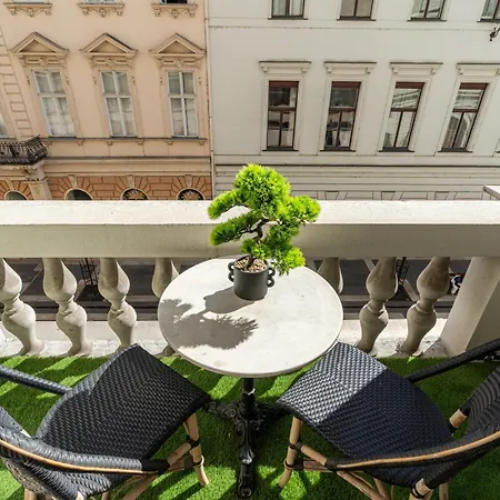 Basilica View Three Bedrooms Prime With Free Parking *