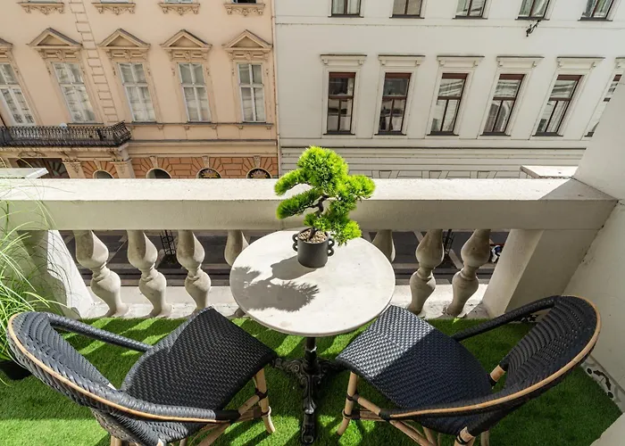 Basilica View Three Bedrooms Prime With Free Parking *